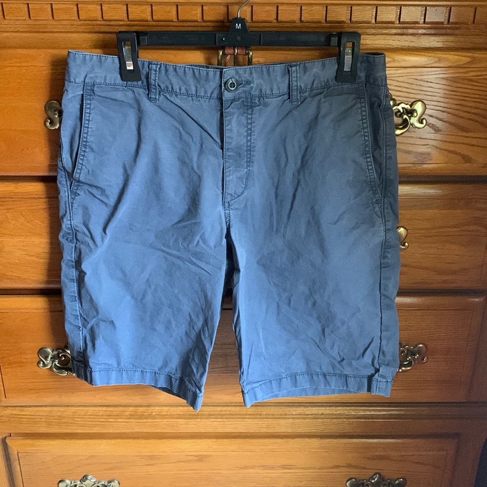 Tommy Bahama 32 Waist 9 inch seam Chino Navy Shorts.